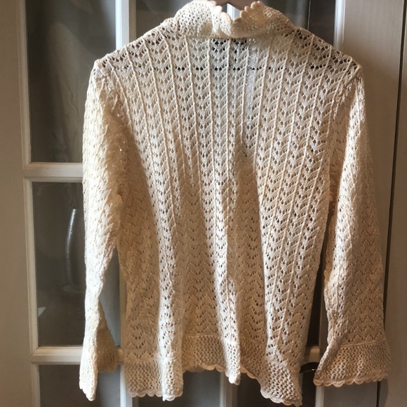 Womens knit ruffle v neck collar with lots of detail. In cream color - Picture 7 of 8